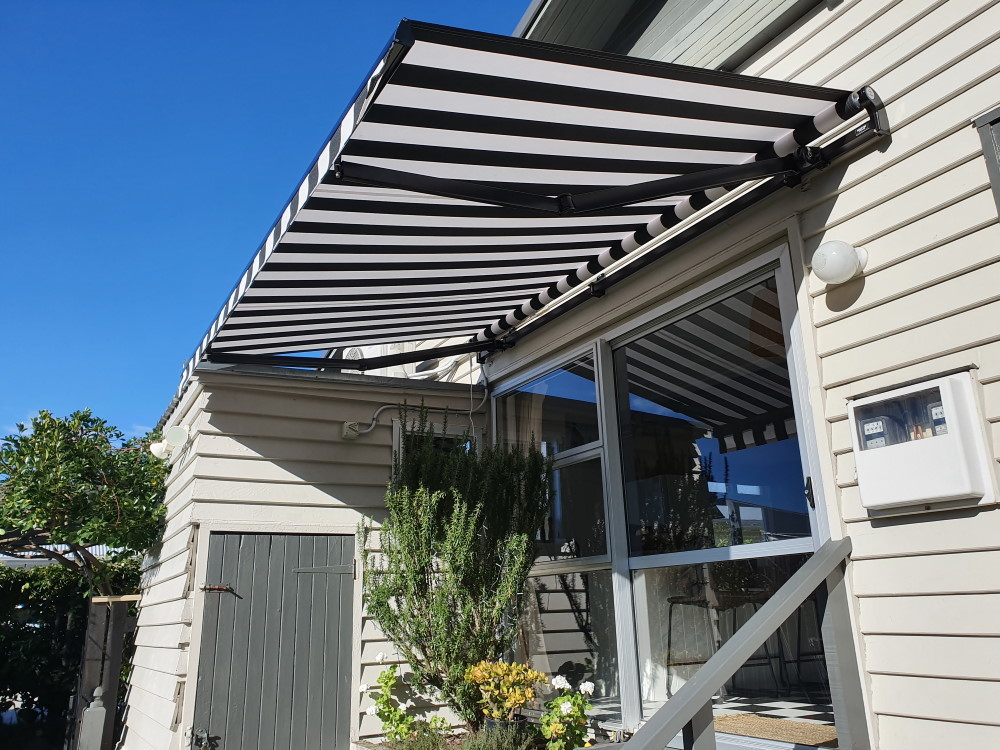 Awnings Hawkes Bay Outdoor screens Hastings, Retractable awning